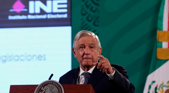 AMLO busca sustituir al INE y reducir legisladores