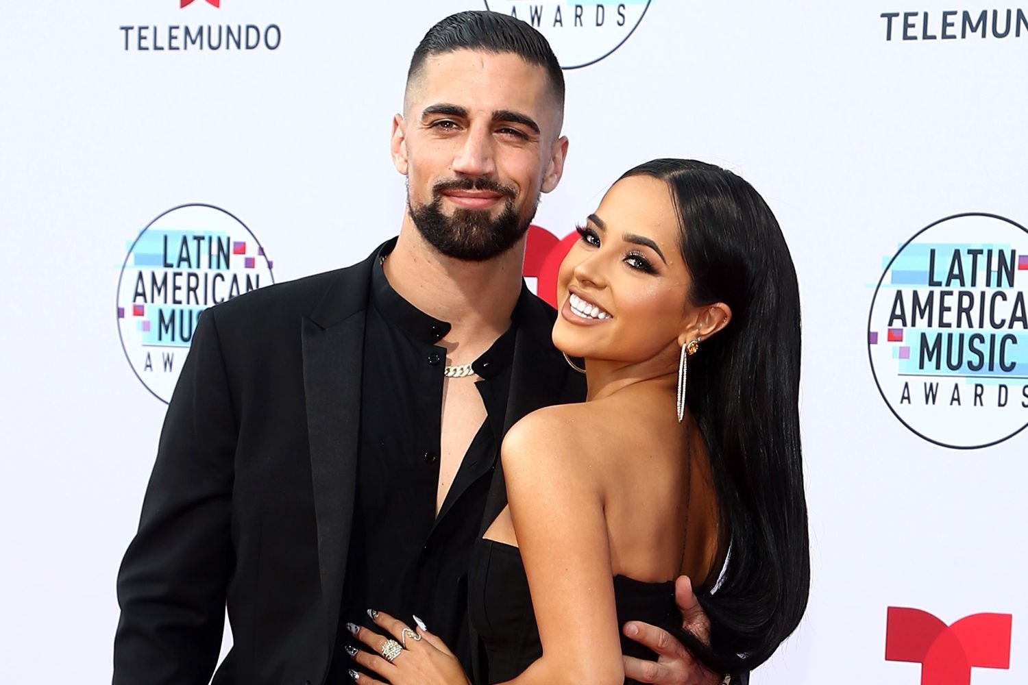 Prometido de Becky G confesó que le fue infiel